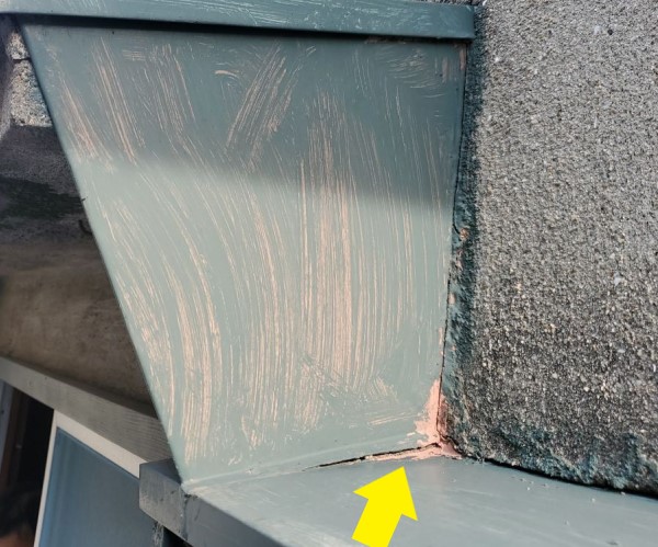 水切り板金に隙間ができている　庇